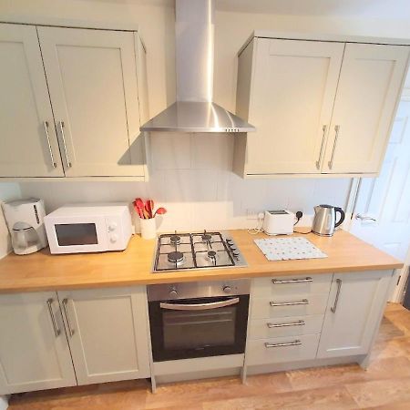 Bassett Flat With 2 Bedrooms And Superfast Wi-Fi Sittingbourne Esterno foto
