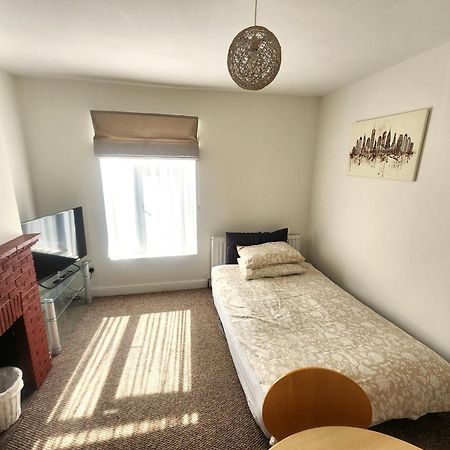 Bassett Flat With 2 Bedrooms And Superfast Wi-Fi Sittingbourne Esterno foto