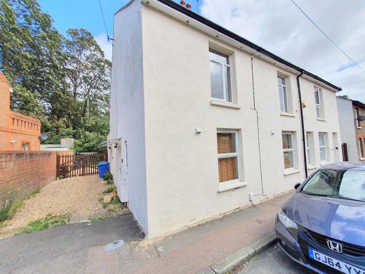 Bassett Flat With 2 Bedrooms And Superfast Wi-Fi Sittingbourne Esterno foto
